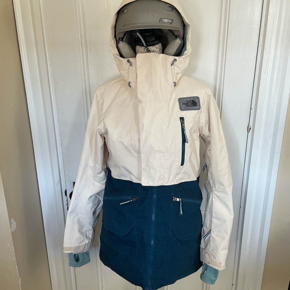 Beautiful + slimming ski/riding jacket. Cream and deep teal jacket w lot pockets